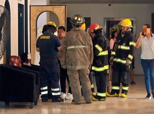 ¡NIÑO QUEDA ATRAPADO EN ELEVADOR DE HOTEL!