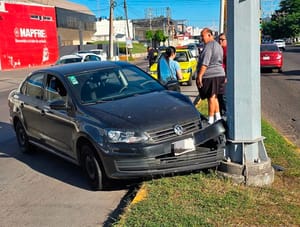 ¡SE IMPACTA CONTRA POSTE CON CÁMARAS DE SEGURIDAD!