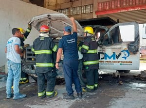 ¡SE CHAMUSCÓ CAMIONETA DE CARGA EN FERRETERA!