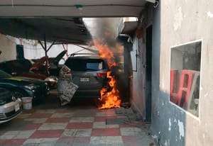 ¡SE PRENDE CARRO EN TALLER MECÁNICO!