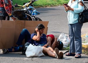 ¡SE ATRAVIESA AUTOMOVILÍSTA Y PAREJA CAE DE LA MOTO!