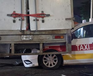 ¡TAXISTA Y SU ESPOSA QUEDAN INCRUSTADOS EN CAMIÓN DE CARGA!