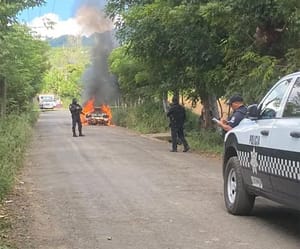 ¡TAXI TERMINA CARBONIZADO POR FUEGO EN EL MOTOR!