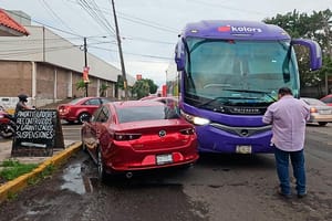 ¡TRABAJADOR DEL IMSS CHOCA CONTRA AUTOBÚS EN EL FLORESTA!