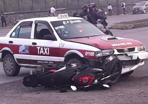 ¡‘JINETE DE ACERO’ ACABA BAJO LAS LLANTAS DE TAXI!