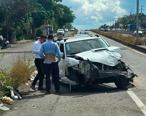 ¡PIERDE LA BRÚJULA Y SE IMPACTA CONTRA CAMIONETA!