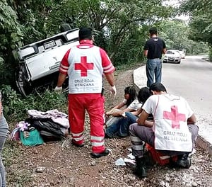 ¡FAMILIA DE PUEBLA TERMINAN CON EL AUTOMÓVIL VOLTEADO!