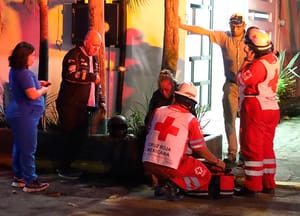 ¡MATRIMONIO CAE DE LA MOTO EN UN DERRAPÓN!