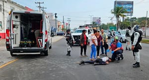 ¡PAREJA DERRAPA EN SU MOTO!