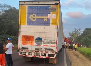 ¡CARRETERAZO: 2 MUERTOS! - TRABAJADORES DE COPPEL QUEDARON PRENSADOS DESPUES DE CHOCAR CONTRA UN TORTON