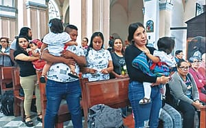 ¡CIENTOS DE PADRES DE FAMILIA PRESENTAN A SUS HIJOS ANTE LA GUADALUPANA EN LA CATEDRAL!