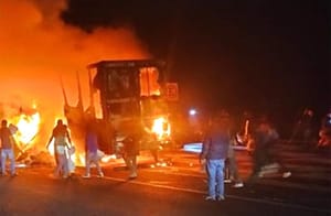 ¡ARDE TRÁILER CARGADO CON PIERNAS DE CERDO!