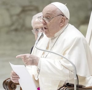 ¡EL PAPA FRANCISCO REGAÑA A LOS EMPLEADOS CHISMOSOS DEL VATICANO EN SU MENSAJE NAVIDEÑO!