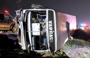 ¡CAMIONAZO: 5 HERIDOS! - AUTOBUS DE LA RUTA “VARGAS” VOLCO AL CAER EN UN BACHE EN EL PANDO