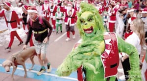 CORREN CASI 3 MIL SANTA CLAUS POR LAS CALLES DE GUADALAJARA