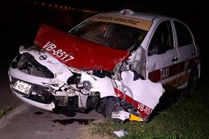 ¡SALE VOLANDO DEL TAXI Y SE DESCALABRA “EL MOJARRAS”!