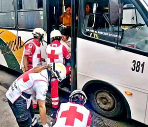 ¡CHOFER METE ENFRENÓN Y DEJA A SEÑORA LESIONADA!