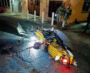 ¡ROBA MOTOCICLETA DE LUJO Y SE ESTRELLA CONTRA CAMIONETÓN!