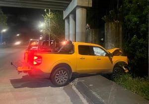 ¡CAMIONETÓN SE ESTRELLÓ CONTRA EL “PUENTE FANTASMA”!