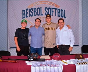 ¡MICHELL FIRMA CON PADRES!