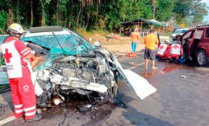 ¡SUBE A TRES MUERTOS EL ENCONTRONAZO DE DOS CAMIONETAS!