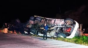 ¡VOLCÓ TRÁILER CARGADO CON CASCARILLA DE ARROZ EN PAPANTLA!