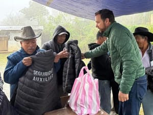 ¡DIPUTADO DE PEROTE REGALA CHAMARRAS CHINAS, MIENTRAS USA CHALECO CH! - MUY FIFÍ