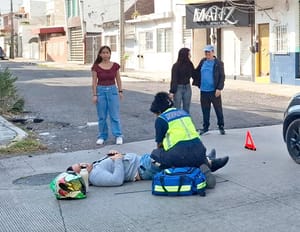 ¡“JINETE DE ACERO” LESIONADO AL IMPACTARSE CONTRA CAMIONETA!