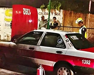 ¡A CUBETAZOS APAGAN TAXI EN LLAMAS!