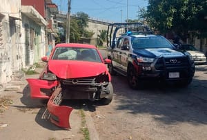 ¡ABANDONAN AUTOMÓVIL CHOCADO CONTRA POSTE!