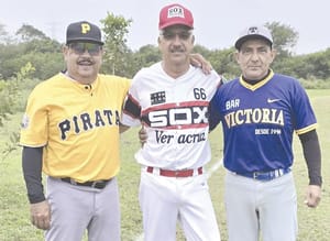 ¡MEDIAS BLANCAS APALEA A EL PÁJARO EN PELOTA DE VETERANOS 60 Y MÁS!