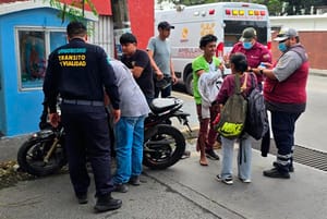 ¡JÓVENES CAEN AL PAVIMENTO GOLPEADOS POR AUTOMOVILISTA!