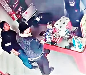 ¡LE ROBAN LA CARTERA A DOÑITA EN LA TIENDA 3B!