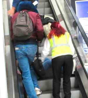 ¡PASAJERA CAYÓ EN LA ESCALERA ELÉCTRICA DEL AEROPUERTO!