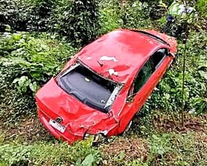 ¡PATINO POR LA LLUVIA Y SE FUE DIRECTO A UNA BARRANCA!