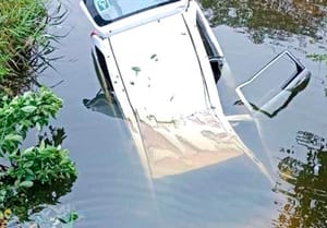 ¡CAMIONETA CON CINCO PASAJEROS CAYÓ A UN ARROYO EN NAUTLA!