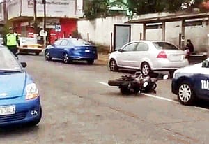 ¡MOTO PATRULLAZO FRENTE A PLAZA COMERCIAL EN CÓRDOBA!