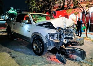 ¡DESTROZA CAMIONETA EN LA PARRANDA!