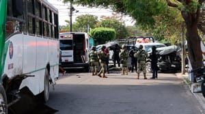 ¡PATRULLAZO: 10 HERIDOS! - LA CAMIONETA DE LA SEMAR SE IMPACTO CONTRA CAMION DE LA RUTA “CHIVERIA”