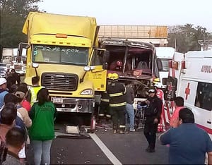 ¡SE PELÓ EL CHOFER! - *Mientras que policías, bomberos y paramédicos auxiliaban a los heridos *HOSPITAL LLENO