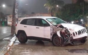 ¡ABANDONAN CAMIONETA ESTRELLADA CONTRA POSTE!