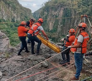 ¡HOMBRE PIERDE LA VIDA AL CAER EN PROFUNDO BARRANCO!