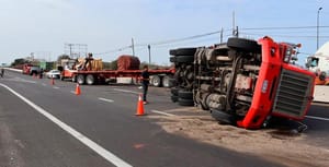 ¡OTRO ‘MONSTRUO’ VOLCÓ EN LA AUTOPISTA!