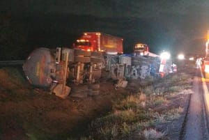 ¡CIERRAN AUTOPISTA POR PIPA VOLCADA!