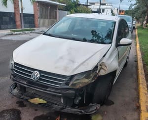 ¡CONDUCTORA PIERDE LA BRÚJULA Y CHOCA CONTRA UN ÁRBOL!