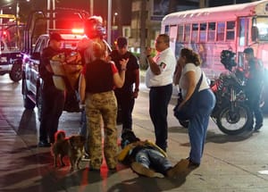 ¡MOTO-REPARTIDOR LESIONADO IMPACTADO POR UN CAMIONETÓN!