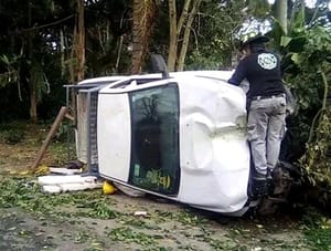 ¡PIERDE CONTROL DEL VOLANTE Y DA VOLTERETAS EN LA CARRETERA!