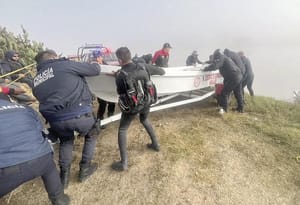 ¡SE HUNDE LANCHA CON PESCADORES A BORDO; CUATRO MURIERON AHOGADOS!