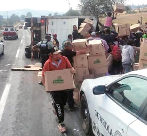 ¡VOLCÓ TRÁILER Y RAPIÑEROS  ROBAN TODA LA CARGA DE SABRITAS!