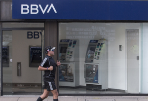 ¡CANCELARÁ BBVA CUENTAS BANCARIAS!